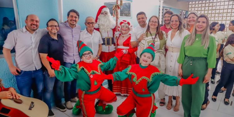 Cícero Lucena celebra Natal do Hospital Valentina Figueiredo com entrega de presentes aos usuários