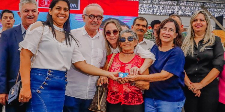 Cícero Lucena entrega cartões do Pão e Leite e anuncia aumento do benefício para R$ 70