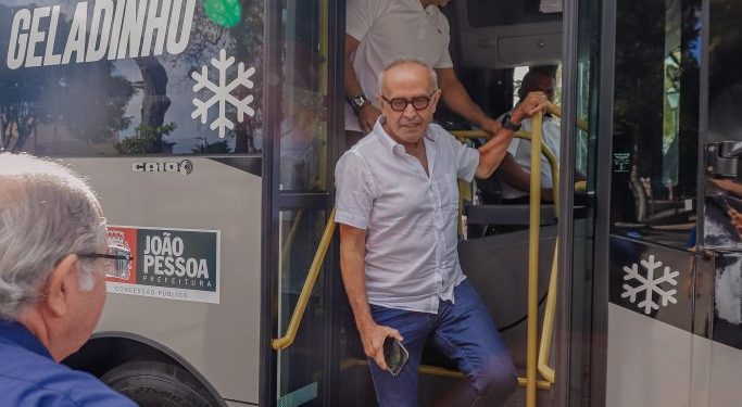Cícero Lucena inaugura ônibus ‘Geladinho’, que circula com passagem gratuita nesta sexta-feira