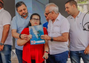 Prefeito entrega escritura dos apartamentos para 400 famílias do Residencial Saturnino de Brito e anuncia incentivos para comerciantes do local