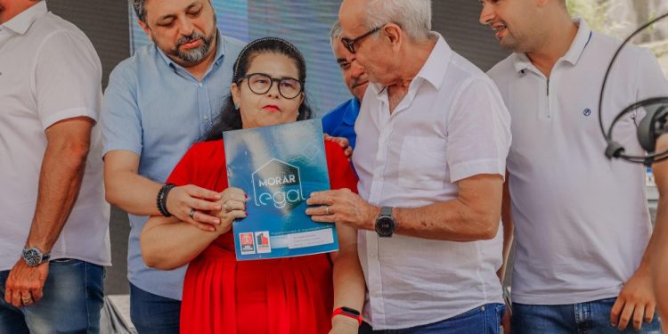 Prefeito entrega escritura dos apartamentos para 400 famílias do Residencial Saturnino de Brito e anuncia incentivos para comerciantes do local