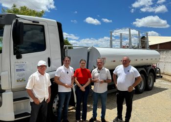 Prefeitura de Patos recebe carro-pipa que ficará a serviço da secretaria de Meio Ambiente