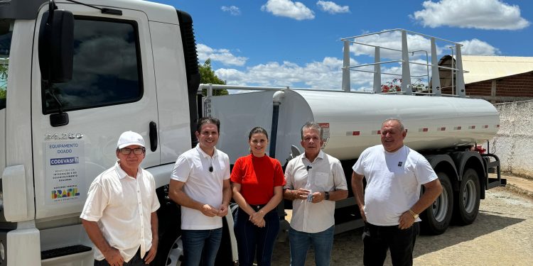 Prefeitura de Patos recebe carro-pipa que ficará a serviço da secretaria de Meio Ambiente