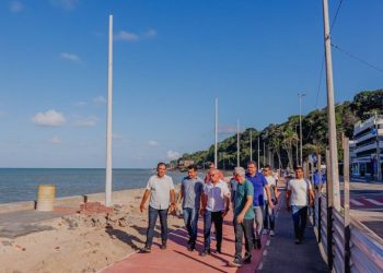 Cícero Lucena inspeciona obra da calçadinha do Cabo Branco e projeta conclusão para janeiro