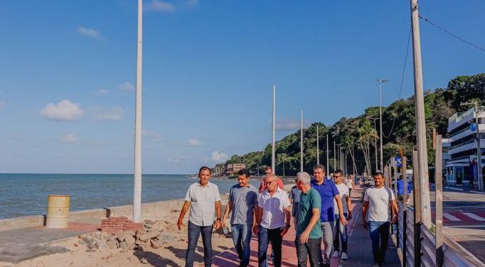 Cícero Lucena inspeciona obra da calçadinha do Cabo Branco e projeta conclusão para janeiro