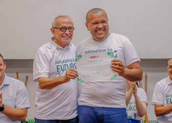 Cícero Lucena entrega certificados e kits de jardinagem para concluintes de curso e projeta novas oportunidades de trabalho