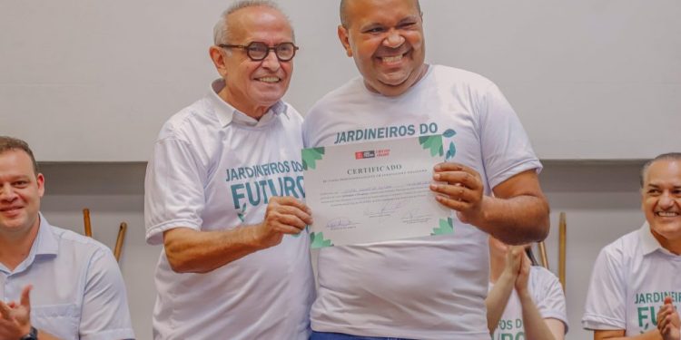 Cícero Lucena entrega certificados e kits de jardinagem para concluintes de curso e projeta novas oportunidades de trabalho