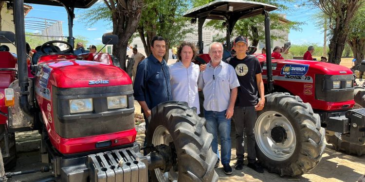 Veneziano acompanha obras, celebra mais de R$ 8 milhões de emendas investidos e recebe título de cidadania em Taperoá