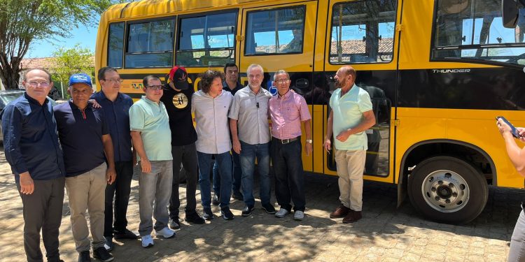 Veneziano acompanha obras, celebra mais de R$ 8 milhões de emendas investidos e recebe título de cidadania em Taperoá