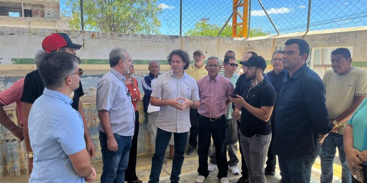 Veneziano acompanha obras, celebra mais de R$ 8 milhões de emendas investidos e recebe título de cidadania em Taperoá