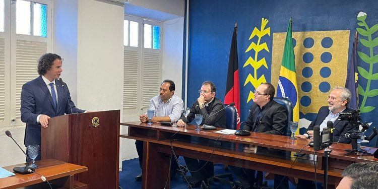 Veneziano acompanha obras, celebra mais de R$ 8 milhões de emendas investidos e recebe título de cidadania em Taperoá