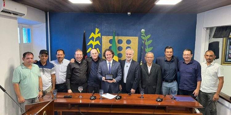 Veneziano acompanha obras, celebra mais de R$ 8 milhões de emendas investidos e recebe título de cidadania em Taperoá