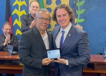 Veneziano acompanha obras, celebra mais de R$ 8 milhões de emendas investidos e recebe título de cidadania em Taperoá