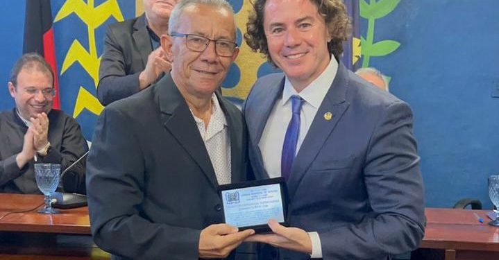 Veneziano acompanha obras, celebra mais de R$ 8 milhões de emendas investidos e recebe título de cidadania em Taperoá