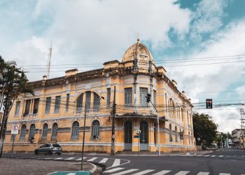 Defesa Civil recomenda retirada do teto da Academia de Comércio após desabamento da estrutura