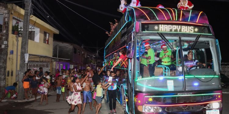 Caravana do Papai Noel abre Natal Mágico em Cabedelo e leva diversão e esperança a crianças