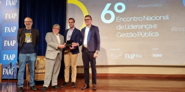 Em São Paulo: CLP premia Paraíba por programas de Educação, e João Azevêdo destaca avanços do estado nos serviços digitais