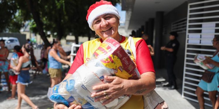 Prefeitura de Cabedelo entrega cestas básicas a famílias em situação de vulnerabilidade social e financeira