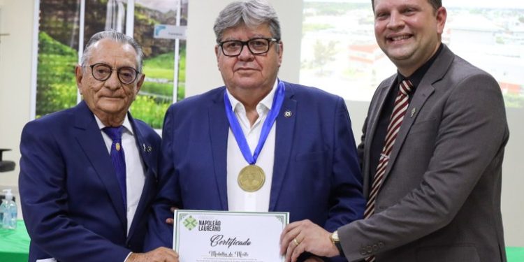 João Azevêdo recebe homenagem do Hospital Napoleão Laureano e destaca investimentos na saúde