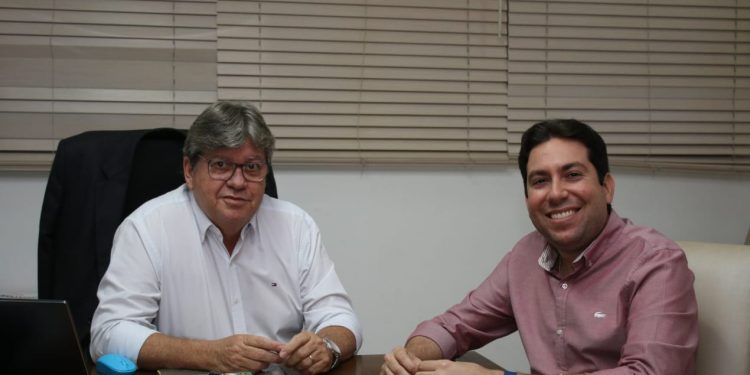 Temendo uma traição por parte dos Ribeiro, Felipe Leitão defende que João fique no cargo até o final do mandato