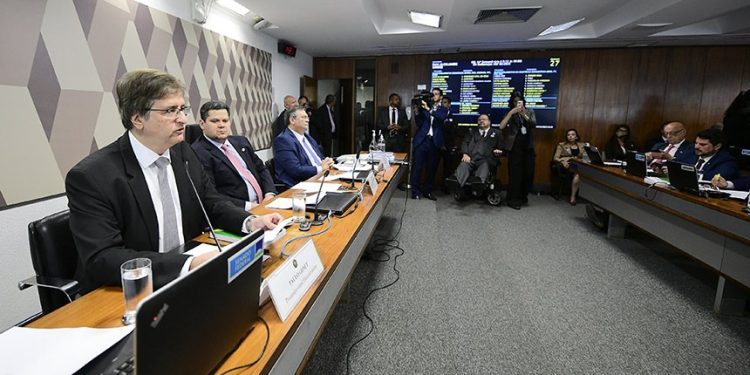 AO VIVO: CCJ realiza sabatina com Dino, indicado para o STF, e Gonet, para a PGR