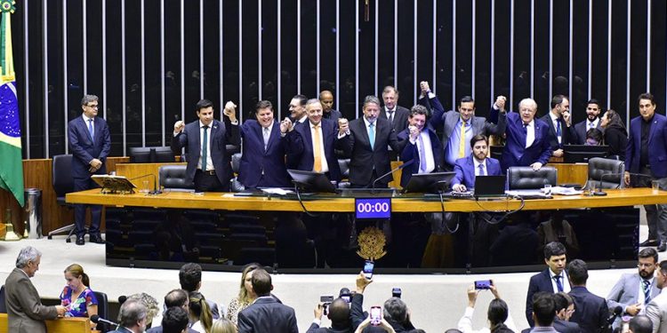 Reforma tributária deve ser promulgada esta semana, dizem senadores