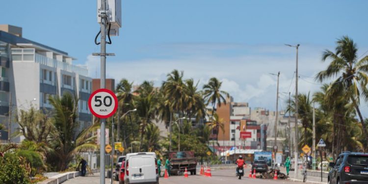 Trânsito da Orla de Intermares e Ponta de Campina está sendo monitorado por câmeras e radares de velocidade