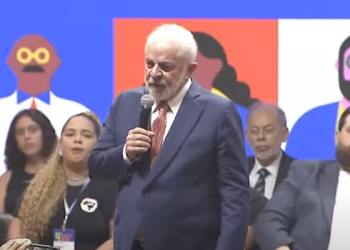 Lula pede jovens politizados e diálogo com quem pensa diferente