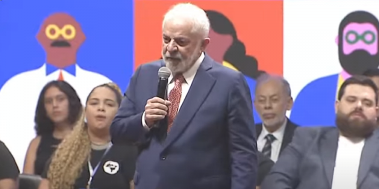 Lula pede jovens politizados e diálogo com quem pensa diferente