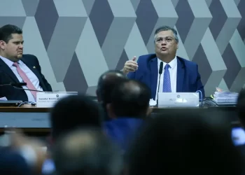 Dino diferencia político de juiz e cita princípios para levar ao STF