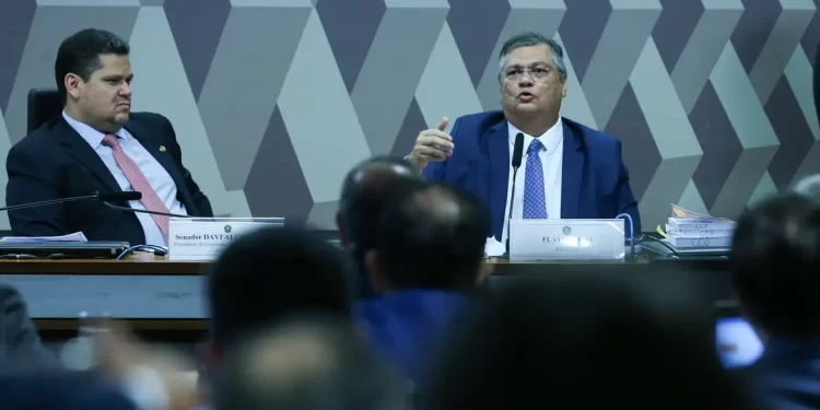 Dino diferencia político de juiz e cita princípios para levar ao STF