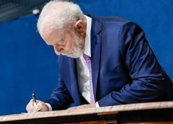 Lula assina decreto que reajusta salário mínimo para R$ 1.412 em 2024