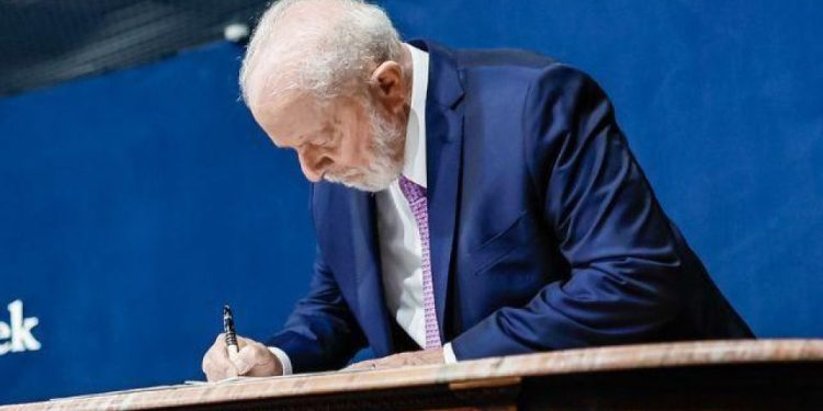 Lula assina decreto que reajusta salário mínimo para R$ 1.412 em 2024