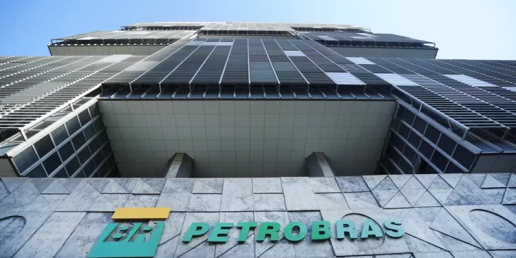 Petrobras divulga edital de concurso com 6.412 mil vagas e salário inicial de R$ 5,8 mil