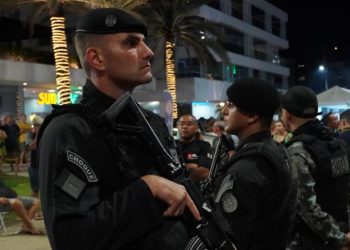 NA CAPITAL: Polícia Militar frustra grupo e apreende arma de fogo após abordagem a veículo