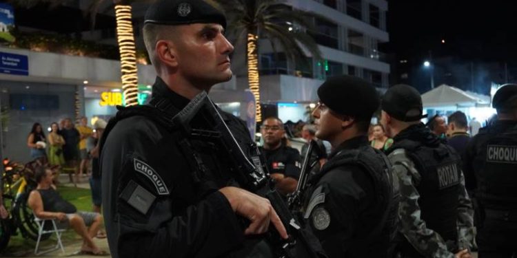 NA CAPITAL: Polícia Militar frustra grupo e apreende arma de fogo após abordagem a veículo