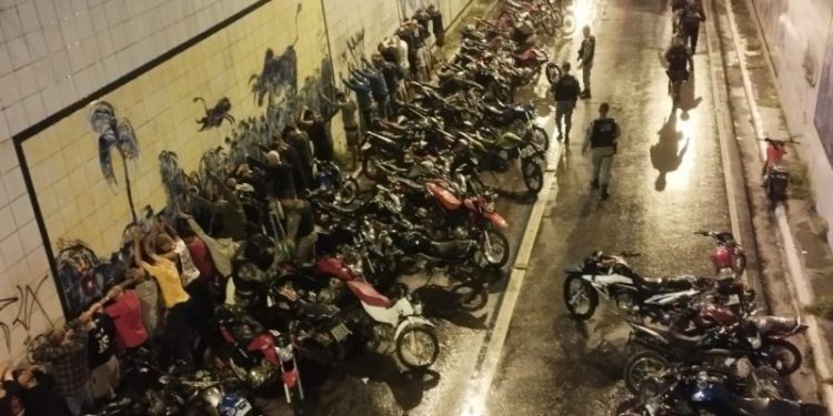Operação da PM aplica mais de 100 multas e apreende 40 motos em “rolezinho” na Capital