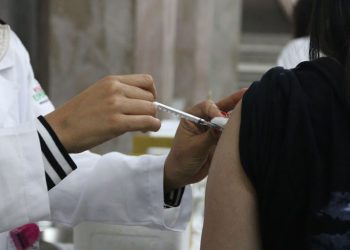 Governo Federal obtém liminar para remoção de publicações que associam vacinas da Covid-19 à Aids