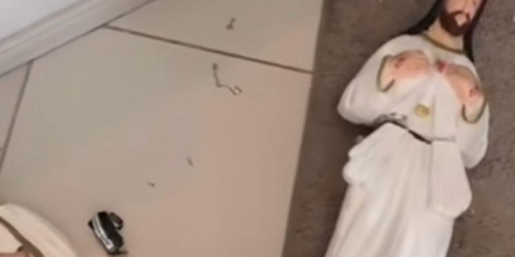 Vândalos invadem capela da Prefeitura de João Pessoa e destroem estátuas de Santas e Jesus