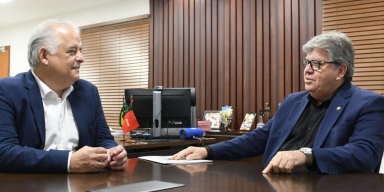 João Azevêdo destaca investimentos em obras e fortalecimento da economia em reunião com ministro Márcio França