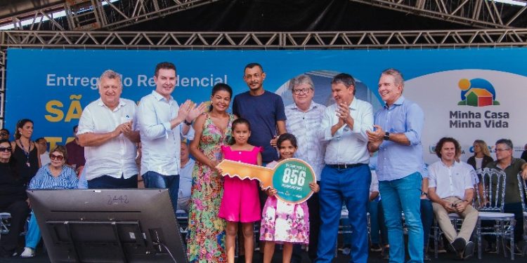 Moradores de Patos comemoram recebimento dos apartamentos do residencial São Judas Tadeu I e II