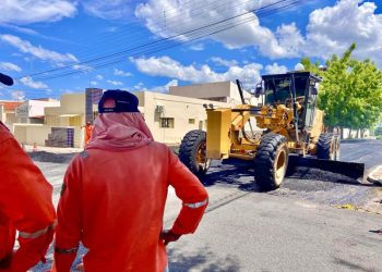Prefeitura de Patos realiza pavimentação asfáltica em rua que dá acesso à Avenida Lagoa dos patos