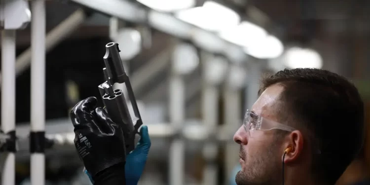 TSE deve voltar a proibir transporte de armas por CACs nas eleições