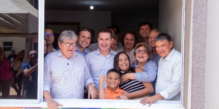 Moradores de Patos comemoram recebimento dos apartamentos do residencial São Judas Tadeu I e II