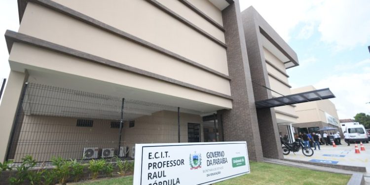 João Azevêdo inaugura novo prédio da Escola Raul Córdula construído em parceria com a Unimed