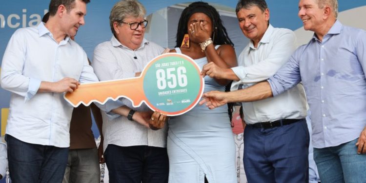 João e ministros Wellington Dias e Jader Filho entregam residencial em Patos e beneficiam mais de 800 famílias