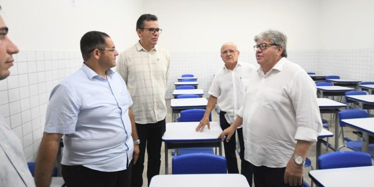 João Azevêdo entrega reforma e ampliação de escolas nos municípios de Alhandra e Sapé
