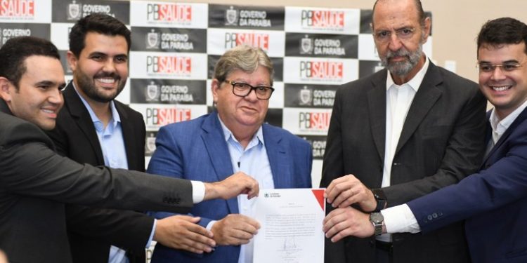 Governador assina termo de cooperação com Incor para telemonitoramento de cirurgias e entrega novos leitos e salas cirúrgicas no Hospital Metropolitano