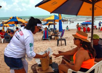 Frequentadores da orla do Bessa recebem ações do programa Amigos da Praia