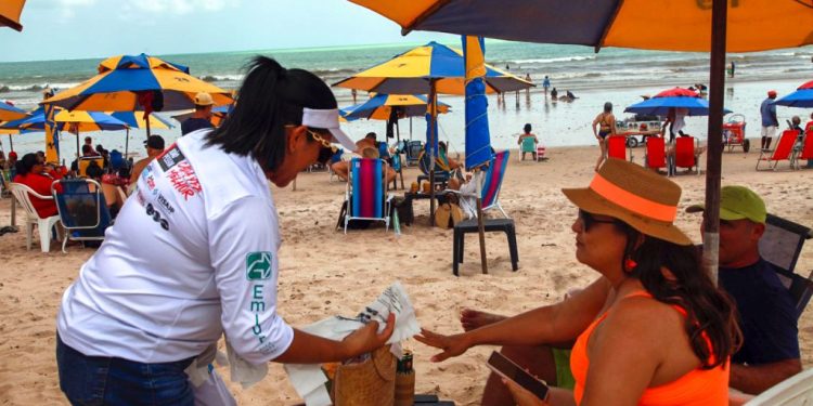 Frequentadores da orla do Bessa recebem ações do programa Amigos da Praia